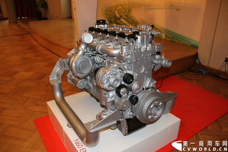 6月24日，菲亚特动力科技（FPT）与北京公交集团的天然气发动机供货交接仪式在意大利驻华大使馆隆重举行。时值双方合作十周年之际，菲亚特动力科技再次为北京公交集团提供了将近1200台环保型天然气发动机。图为北京公交集团采购的FPT NEF 6天然气发动机 。