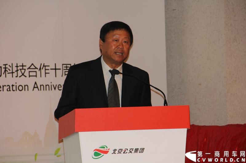 6月24日，菲亚特动力科技（FPT）与北京公交集团的天然气发动机供货交接仪式在意大利驻华大使馆隆重举行。时值双方合作十周年之际，菲亚特动力科技再次为北京公交集团提供了将近1200台环保型天然气发动机。图为北京公交集团副总经理冯幸福致辞。