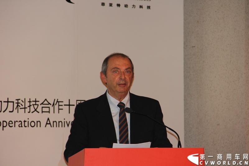 6月24日，菲亚特动力科技（FPT）与北京公交集团的天然气发动机供货交接仪式在意大利驻华大使馆隆重举行。时值双方合作十周年之际，菲亚特动力科技再次为北京公交集团提供了将近1200台环保型天然气发动机。图为菲亚特动力科技COO Giovanni Bartoli致辞。