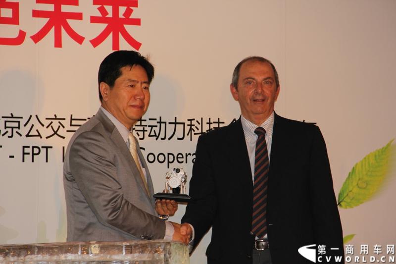 6月24日，菲亚特动力科技（FPT）与北京公交集团的天然气发动机供货交接仪式在意大利驻华大使馆隆重举行。时值双方合作十周年之际，菲亚特动力科技再次为北京公交集团提供了将近1200台环保型天然气发动机。图为菲亚特动力科技向北京公交集团赠送发动机模型。