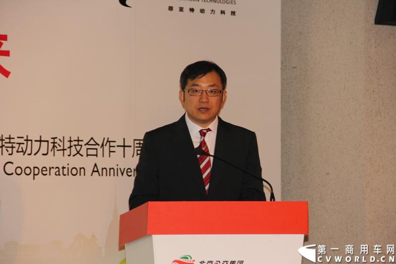 6月24日，菲亚特动力科技（FPT）与北京公交集团的天然气发动机供货交接仪式在意大利驻华大使馆隆重举行。时值双方合作十周年之际，菲亚特动力科技再次为北京公交集团提供了将近1200台环保型天然气发动机。图为菲亚特动力科技中国区总经理余宁主持仪式活动。