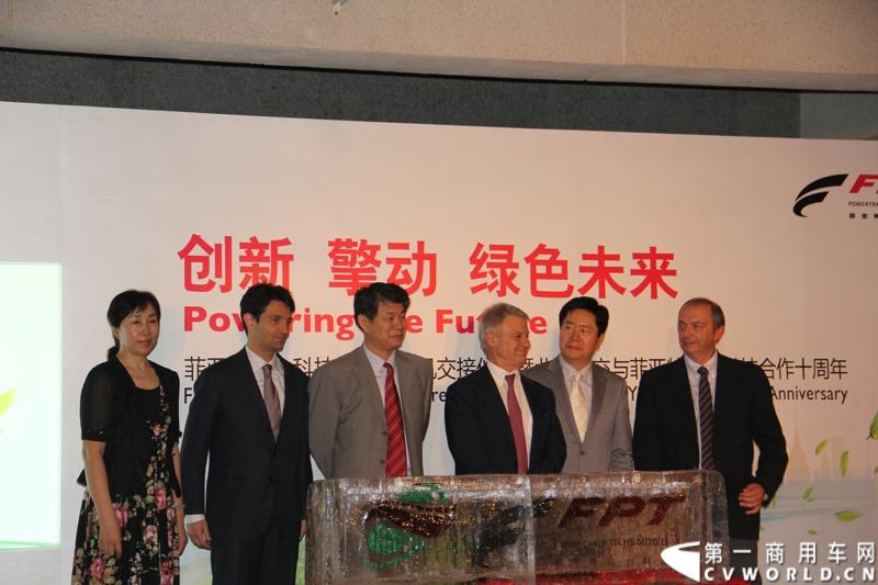 6月24日，菲亚特动力科技（FPT）与北京公交集团的天然气发动机供货交接仪式在意大利驻华大使馆隆重举行。时值双方合作十周年之际，菲亚特动力科技再次为北京公交集团提供了将近1200台环保型天然气发动机。图为合作双方合影。