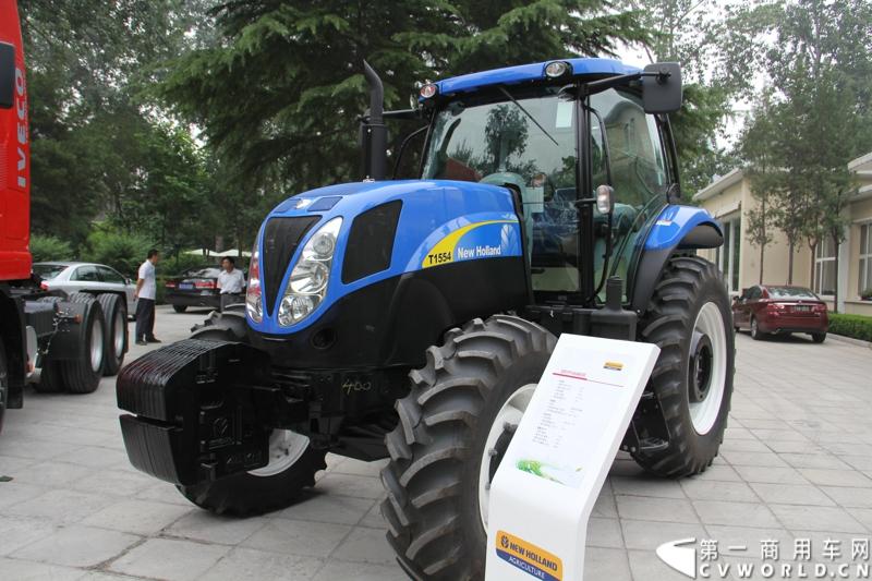 6月24日，菲亚特动力科技（FPT）与北京公交集团的天然气发动机供货交接仪式在意大利驻华大使馆隆重举行。时值双方合作十周年之际，菲亚特动力科技再次为北京公交集团提供了将近1200台环保型天然气发动机。图为活动现场的纽荷兰工程机械。