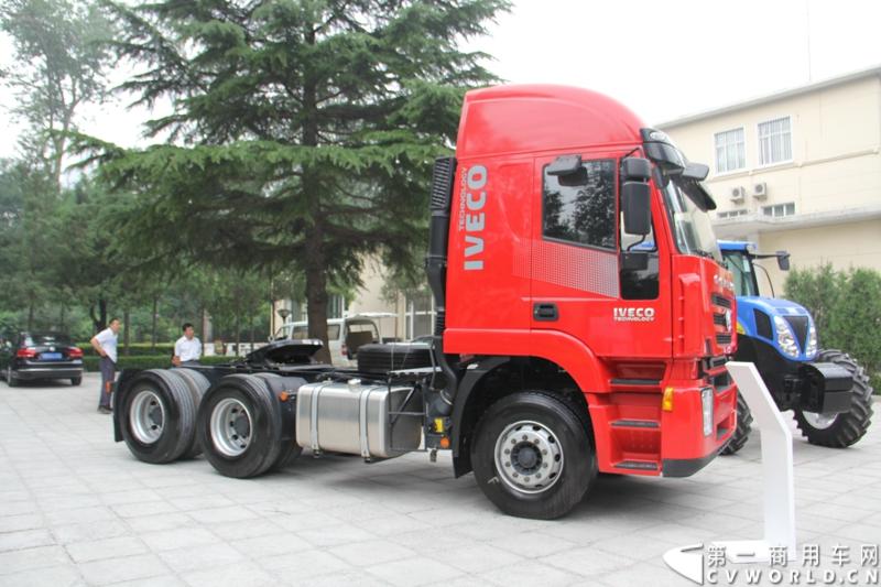 6月24日，菲亚特动力科技（FPT）与北京公交集团的天然气发动机供货交接仪式在意大利驻华大使馆隆重举行。时值双方合作十周年之际，菲亚特动力科技再次为北京公交集团提供了将近1200台环保型天然气发动机。图为活动现场的上汽依维柯红岩杰狮重卡 。