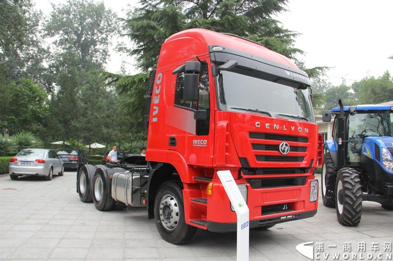 6月24日，菲亚特动力科技（FPT）与北京公交集团的天然气发动机供货交接仪式在意大利驻华大使馆隆重举行。时值双方合作十周年之际，菲亚特动力科技再次为北京公交集团提供了将近1200台环保型天然气发动机。图为活动现场的上汽依维柯红岩杰狮重卡 。