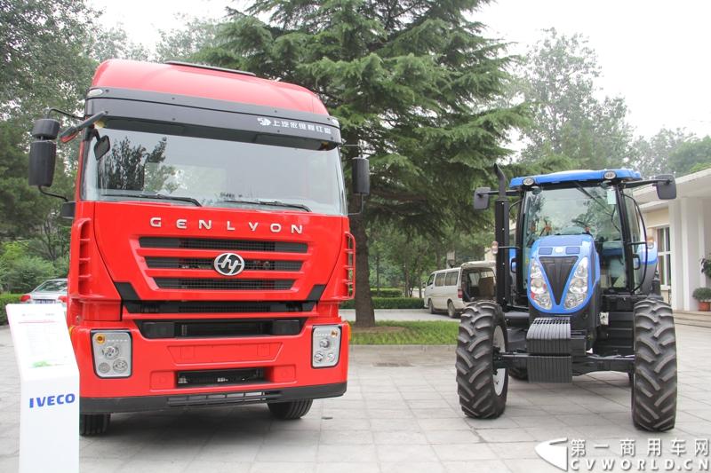 6月24日，菲亚特动力科技（FPT）与北京公交集团的天然气发动机供货交接仪式在意大利驻华大使馆隆重举行。时值双方合作十周年之际，菲亚特动力科技再次为北京公交集团提供了将近1200台环保型天然气发动机。图为活动现场的上汽依维柯红岩杰狮重卡和纽荷兰工程机械 。