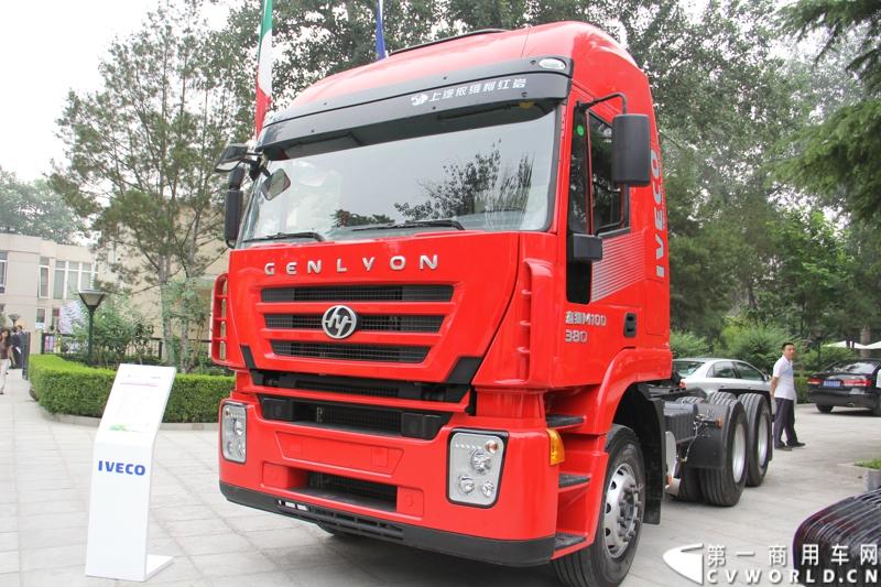 6月24日，菲亚特动力科技（FPT）与北京公交集团的天然气发动机供货交接仪式在意大利驻华大使馆隆重举行。时值双方合作十周年之际，菲亚特动力科技再次为北京公交集团提供了将近1200台环保型天然气发动机。图为活动现场的上汽依维柯红岩杰狮重卡 。