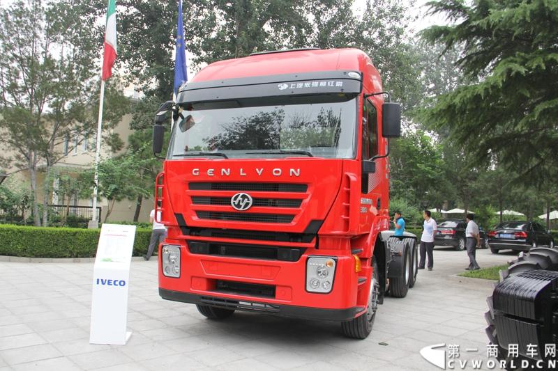 6月24日，菲亚特动力科技（FPT）与北京公交集团的天然气发动机供货交接仪式在意大利驻华大使馆隆重举行。时值双方合作十周年之际，菲亚特动力科技再次为北京公交集团提供了将近1200台环保型天然气发动机。图为活动现场的上汽依维柯红岩杰狮重卡 。