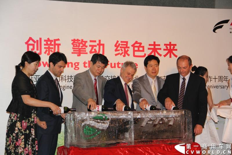 6月24日，菲亚特动力科技（FPT）与北京公交集团的天然气发动机供货交接仪式在意大利驻华大使馆隆重举行。时值双方合作十周年之际，菲亚特动力科技再次为北京公交集团提供了将近1200台环保型天然气发动机。图为合作双方共同浇筑合作之花。