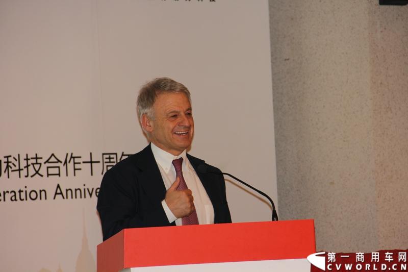 6月24日，菲亚特动力科技（FPT）与北京公交集团的天然气发动机供货交接仪式在意大利驻华大使馆隆重举行。时值双方合作十周年之际，菲亚特动力科技再次为北京公交集团提供了将近1200台环保型天然气发动机。图为意大利环境保护部司长Corrado Clini致辞。
