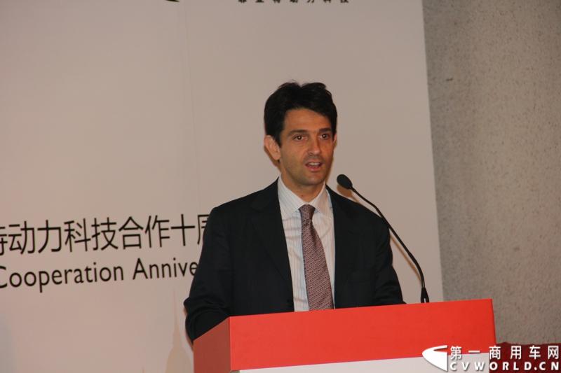 6月24日，菲亚特动力科技（FPT）与北京公交集团的天然气发动机供货交接仪式在意大利驻华大使馆隆重举行。时值双方合作十周年之际，菲亚特动力科技再次为北京公交集团提供了将近1200台环保型天然气发动机。图为意大利驻华大使馆经济与商务处处长Augusto Massari致辞。