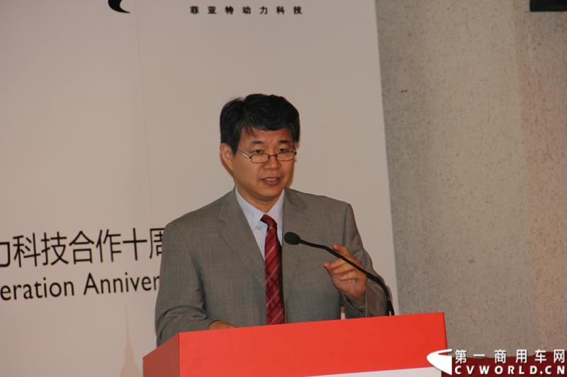 6月24日，菲亚特动力科技（FPT）与北京公交集团的天然气发动机供货交接仪式在意大利驻华大使馆隆重举行。时值双方合作十周年之际，菲亚特动力科技再次为北京公交集团提供了将近1200台环保型天然气发动机。图为中国环保部总工程师刘华致辞。