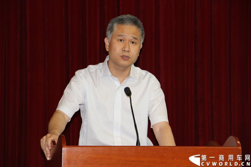 2013年7月4日上午，第三届全国交通运输行业机动车驾驶员技能竞赛暨“金龙龙翼杯”机动车驾驶员竞赛在北京启动。本次活动唯一协办企业大金龙，携最新发布的“龙翼”车联网科技平台，运用创新科技为大赛提供赛前培训和全程技术支持。图为大金龙董事长谷涛致辞。