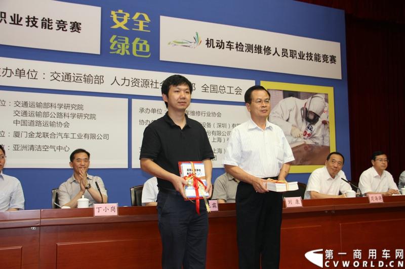 2013年7月4日上午，第三届全国交通运输行业机动车驾驶员技能竞赛暨“金龙龙翼杯”机动车驾驶员竞赛在北京启动。本次活动唯一协办企业大金龙，携最新发布的“龙翼”车联网科技平台，运用创新科技为大赛提供赛前培训和全程技术支持。图为向竞赛组委会秘书处赠送竞赛参考用书。