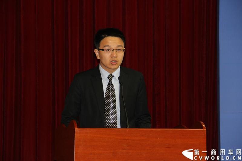 2013年7月4日上午，第三届全国交通运输行业机动车驾驶员技能竞赛暨“金龙龙翼杯”机动车驾驶员竞赛在北京启动。本次活动唯一协办企业大金龙，携最新发布的“龙翼”车联网科技平台，运用创新科技为大赛提供赛前培训和全程技术支持。图为竞赛裁判员代表宣誓。