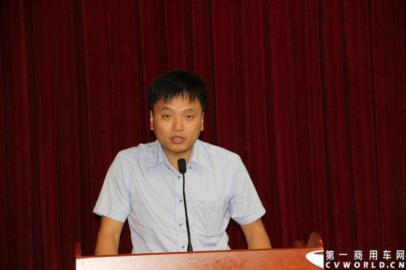 2013年7月4日上午，第三届全国交通运输行业机动车驾驶员技能竞赛暨“金龙龙翼杯”机动车驾驶员竞赛在北京启动。本次活动唯一协办企业大金龙，携最新发布的“龙翼”车联网科技平台，运用创新科技为大赛提供赛前培训和全程技术支持。图为参赛选手代表宣誓。