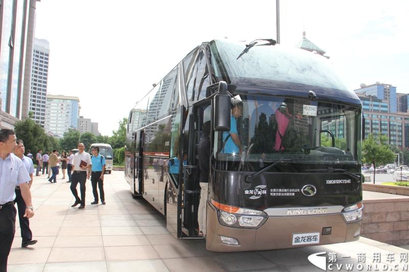 2013年7月4日上午，第三届全国交通运输行业机动车驾驶员技能竞赛暨“金龙龙翼杯”机动车驾驶员竞赛在北京启动。本次活动唯一协办企业大金龙，携最新发布的“龙翼”车联网科技平台，运用创新科技为大赛提供赛前培训和全程技术支持。图为“金龙龙翼杯”机动车驾驶员竞赛比赛用车。