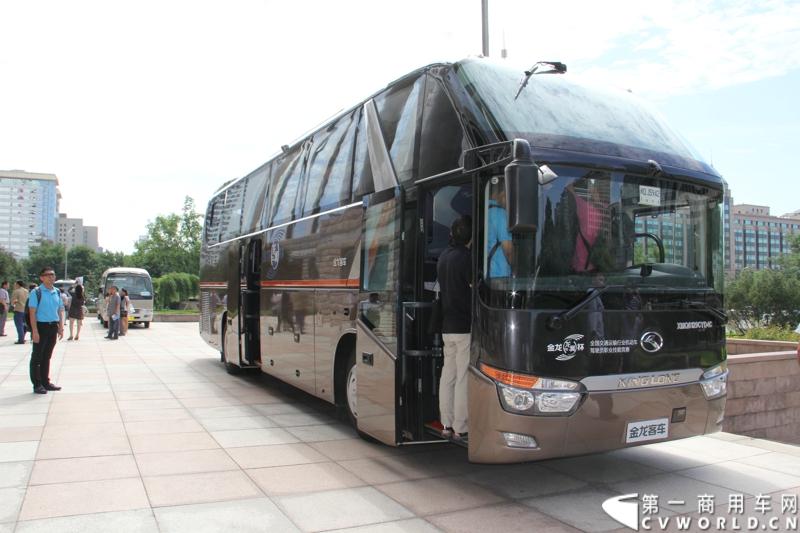 2013年7月4日上午，第三届全国交通运输行业机动车驾驶员技能竞赛暨“金龙龙翼杯”机动车驾驶员竞赛在北京启动。本次活动唯一协办企业大金龙，携最新发布的“龙翼”车联网科技平台，运用创新科技为大赛提供赛前培训和全程技术支持。图为“金龙龙翼杯”机动车驾驶员竞赛比赛用车。