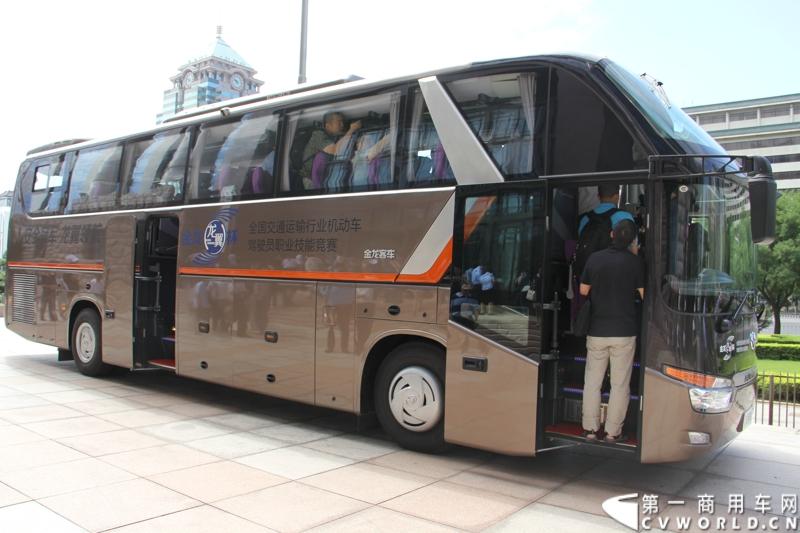 2013年7月4日上午，第三届全国交通运输行业机动车驾驶员技能竞赛暨“金龙龙翼杯”机动车驾驶员竞赛在北京启动。本次活动唯一协办企业大金龙，携最新发布的“龙翼”车联网科技平台，运用创新科技为大赛提供赛前培训和全程技术支持。图为“金龙龙翼杯”机动车驾驶员竞赛比赛用车。