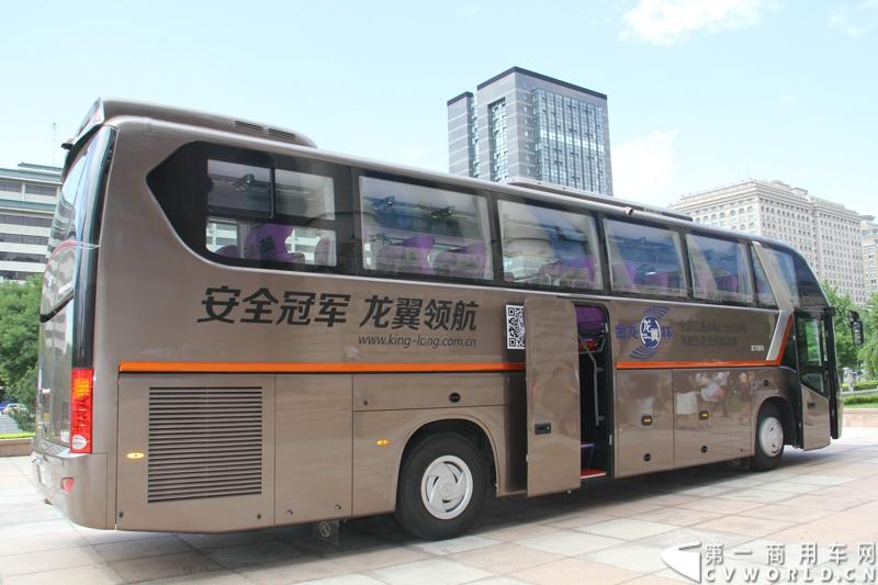 2013年7月4日上午，第三届全国交通运输行业机动车驾驶员技能竞赛暨“金龙龙翼杯”机动车驾驶员竞赛在北京启动。本次活动唯一协办企业大金龙，携最新发布的“龙翼”车联网科技平台，运用创新科技为大赛提供赛前培训和全程技术支持。图为“金龙龙翼杯”机动车驾驶员竞赛比赛用车。