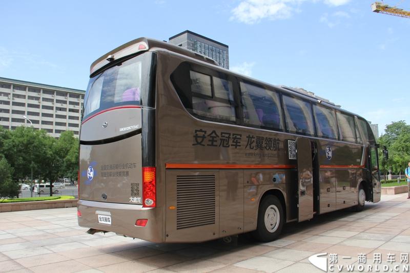 2013年7月4日上午，第三届全国交通运输行业机动车驾驶员技能竞赛暨“金龙龙翼杯”机动车驾驶员竞赛在北京启动。本次活动唯一协办企业大金龙，携最新发布的“龙翼”车联网科技平台，运用创新科技为大赛提供赛前培训和全程技术支持。图为“金龙龙翼杯”机动车驾驶员竞赛比赛用车。