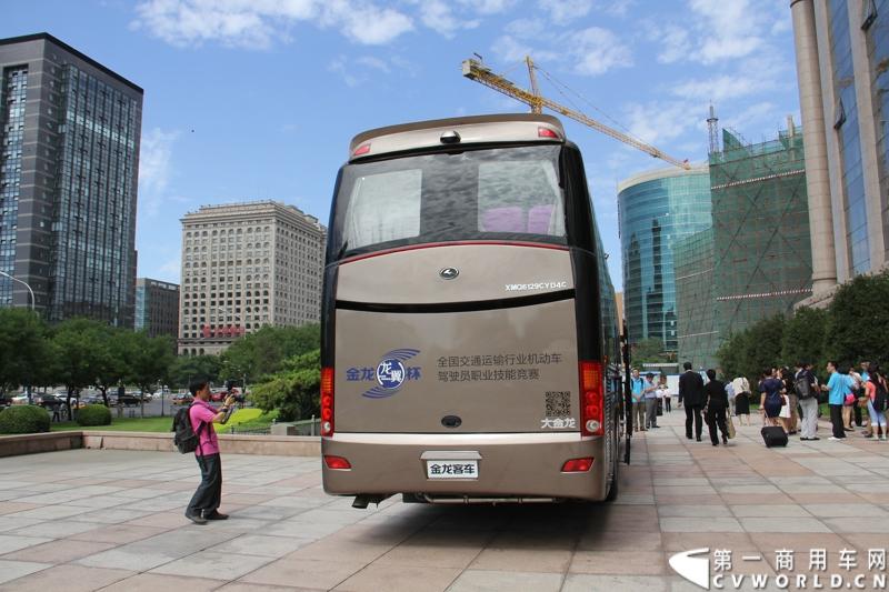 2013年7月4日上午，第三届全国交通运输行业机动车驾驶员技能竞赛暨“金龙龙翼杯”机动车驾驶员竞赛在北京启动。本次活动唯一协办企业大金龙，携最新发布的“龙翼”车联网科技平台，运用创新科技为大赛提供赛前培训和全程技术支持。图为“金龙龙翼杯”机动车驾驶员竞赛比赛用车。