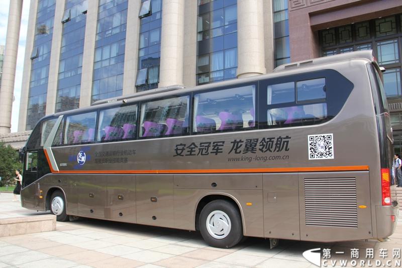 2013年7月4日上午，第三届全国交通运输行业机动车驾驶员技能竞赛暨“金龙龙翼杯”机动车驾驶员竞赛在北京启动。本次活动唯一协办企业大金龙，携最新发布的“龙翼”车联网科技平台，运用创新科技为大赛提供赛前培训和全程技术支持。图为“金龙龙翼杯”机动车驾驶员竞赛比赛用车。