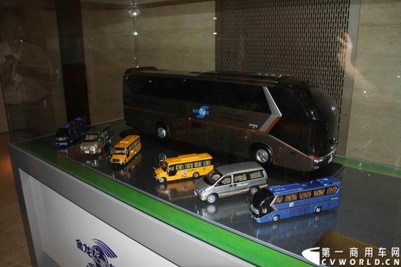 2013年7月4日上午，第三届全国交通运输行业机动车驾驶员技能竞赛暨“金龙龙翼杯”机动车驾驶员竞赛在北京启动。本次活动唯一协办企业大金龙，携最新发布的“龙翼”车联网科技平台，运用创新科技为大赛提供赛前培训和全程技术支持。图为“金龙龙翼杯”机动车驾驶员竞赛比赛用车车模。