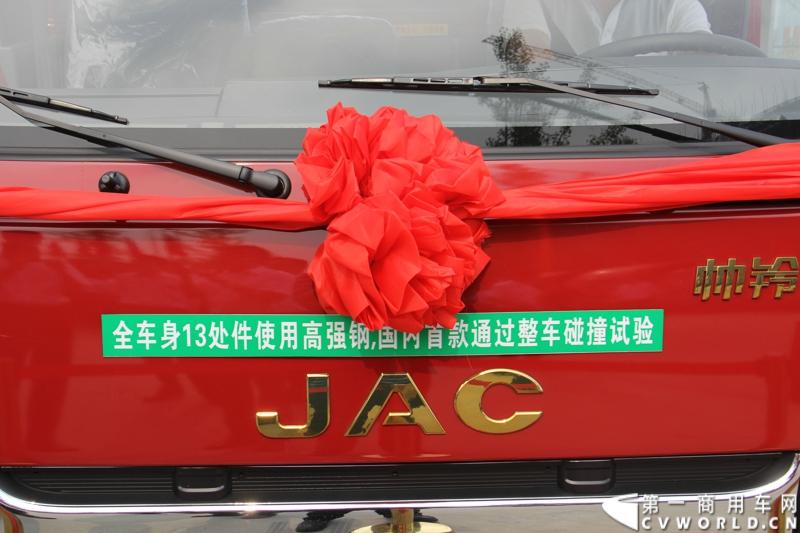 7月6日，以“江淮帅铃 超越巅峰”为主题的江淮帅铃新品系成都发布会，在蓉城成都隆重举行，此举也揭开了江淮新帅铃在西南上市的序幕。图为江淮新一代帅铃在西南上市发布会现场。