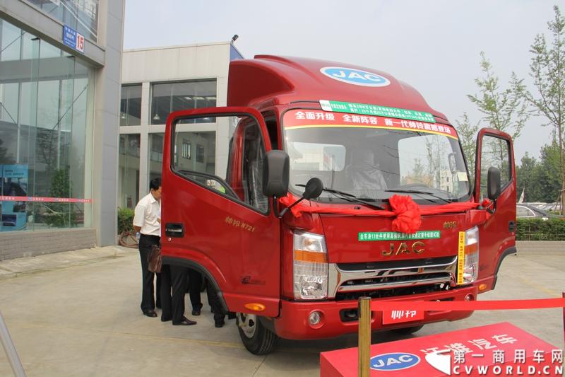 7月6日，以“江淮帅铃 超越巅峰”为主题的江淮帅铃新品系成都发布会，在蓉城成都隆重举行，此举也揭开了江淮新帅铃在西南上市的序幕。图为江淮新一代帅铃在西南上市发布会现场。