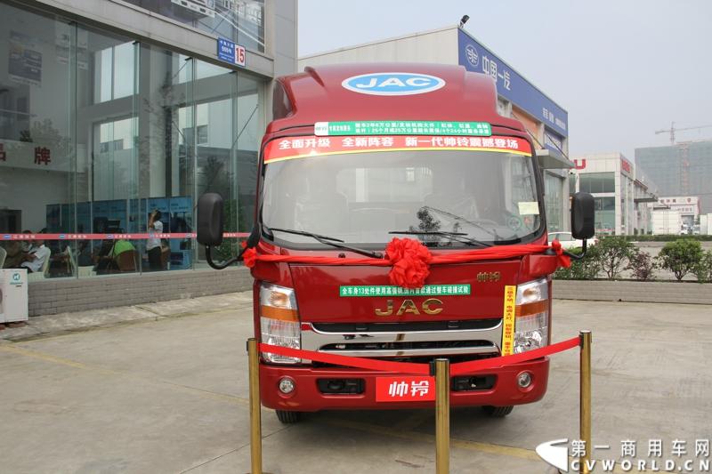 7月6日，以“江淮帅铃 超越巅峰”为主题的江淮帅铃新品系成都发布会，在蓉城成都隆重举行，此举也揭开了江淮新帅铃在西南上市的序幕。图为江淮新一代帅铃在西南上市发布会现场。