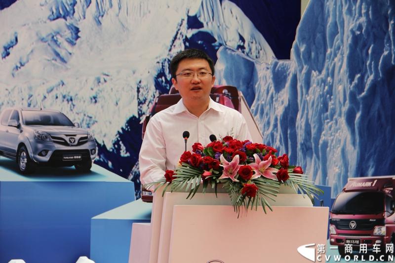 2013年7月12日，福田汽车与国家海洋局正式签署“中国南北极科考战略合作伙伴”协议。福田汽车旗下欧曼、拓陆者、福田欧辉产品成为“中国南北极科考站建设指定用车”、“中国南北极科考专用皮卡”、“中国南北极科考队员专用车辆”。图为福田汽车品牌副总监霍焱介绍“极地英雄”网络招募活动详情。