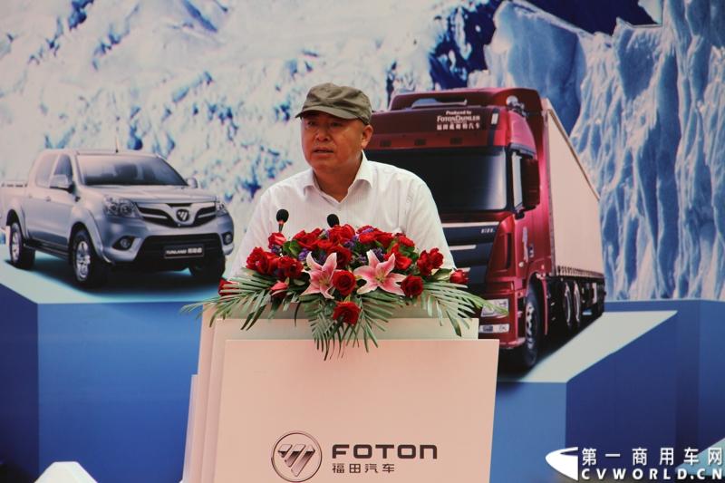 2013年7月12日，福田汽车与国家海洋局正式签署“中国南北极科考战略合作伙伴”协议。福田汽车旗下欧曼、拓陆者、福田欧辉产品成为“中国南北极科考站建设指定用车”、“中国南北极科考专用皮卡”、“中国南北极科考队员专用车辆”。图为中国极地研究中心党委书记袁绍宏感谢福田汽车杜宇极地科考的支持。