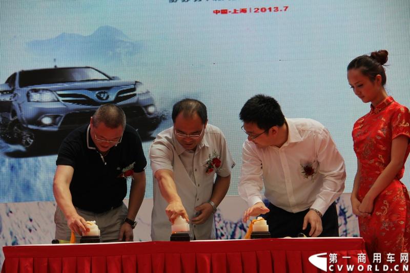 2013年7月12日，福田汽车与国家海洋局正式签署“中国南北极科考战略合作伙伴”协议。福田汽车旗下欧曼、拓陆者、福田欧辉产品成为“中国南北极科考站建设指定用车”、“中国南北极科考专用皮卡”、“中国南北极科考队员专用车辆”。图为极地办、中央电视台、福田汽车三方领导在签约卷轴上盖章并合影留念。