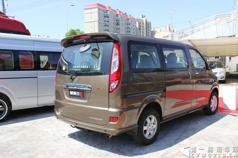 2013年7月12日，福田汽车与国家海洋局正式签署“中国南北极科考战略合作伙伴”协议。福田汽车旗下欧曼、拓陆者、福田欧辉产品成为“中国南北极科考站建设指定用车”、“中国南北极科考专用皮卡”、“中国南北极科考队员专用车辆”。图为福田蒙派克E级BJ6486BDEXA-A5。