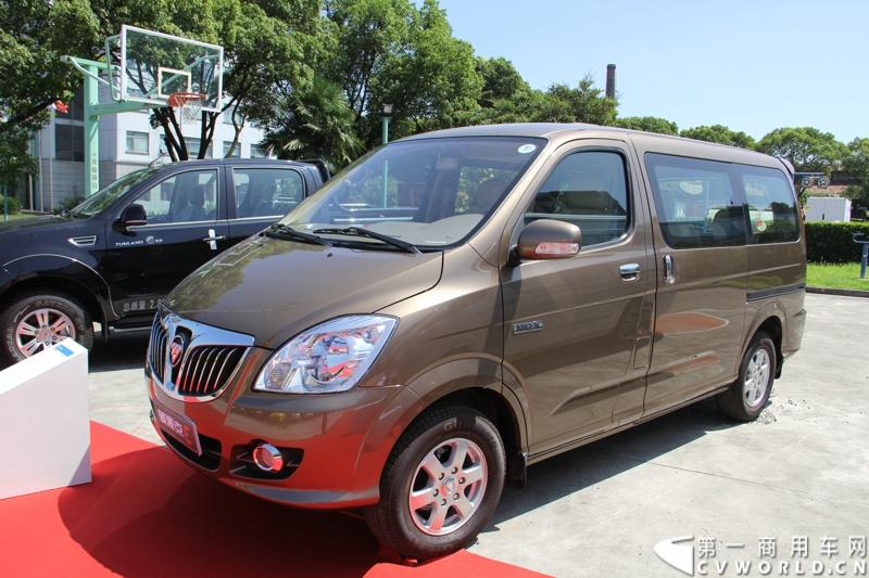 2013年7月12日，福田汽车与国家海洋局正式签署“中国南北极科考战略合作伙伴”协议。福田汽车旗下欧曼、拓陆者、福田欧辉产品成为“中国南北极科考站建设指定用车”、“中国南北极科考专用皮卡”、“中国南北极科考队员专用车辆”。图为福田蒙派克E级BJ6486BDEXA-A5。