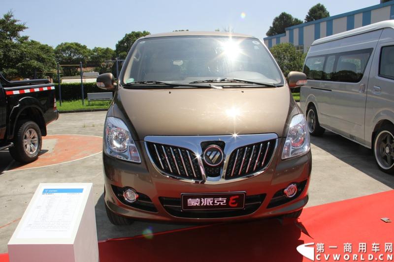 2013年7月12日，福田汽车与国家海洋局正式签署“中国南北极科考战略合作伙伴”协议。福田汽车旗下欧曼、拓陆者、福田欧辉产品成为“中国南北极科考站建设指定用车”、“中国南北极科考专用皮卡”、“中国南北极科考队员专用车辆”。图为福田蒙派克E级BJ6486BDEXA-A5。