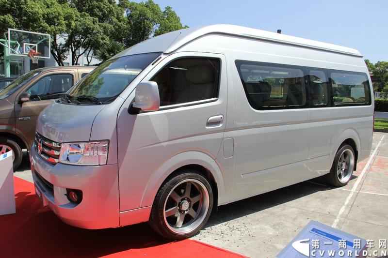 2013年7月12日，福田汽车与国家海洋局正式签署“中国南北极科考战略合作伙伴”协议。福田汽车旗下欧曼、拓陆者、福田欧辉产品成为“中国南北极科考站建设指定用车”、“中国南北极科考专用皮卡”、“中国南北极科考队员专用车辆”。图为福田蒙派克S级BJ6549B1PDA-AA 。