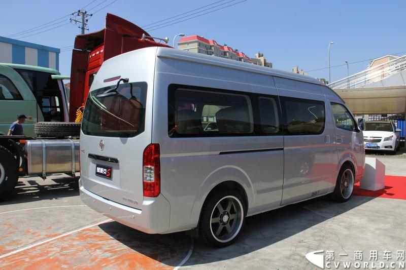 2013年7月12日，福田汽车与国家海洋局正式签署“中国南北极科考战略合作伙伴”协议。福田汽车旗下欧曼、拓陆者、福田欧辉产品成为“中国南北极科考站建设指定用车”、“中国南北极科考专用皮卡”、“中国南北极科考队员专用车辆”。图为福田蒙派克S级BJ6549B1PDA-AA 。