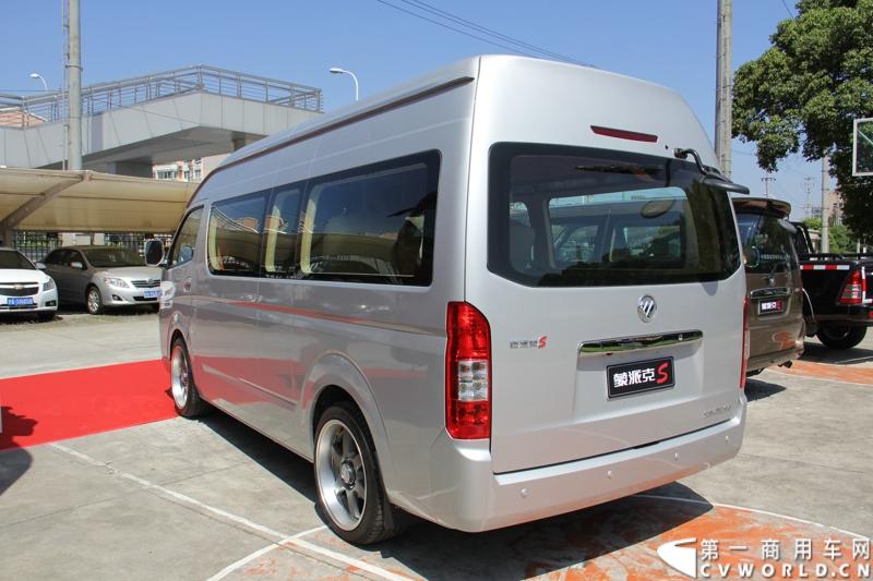 2013年7月12日，福田汽车与国家海洋局正式签署“中国南北极科考战略合作伙伴”协议。福田汽车旗下欧曼、拓陆者、福田欧辉产品成为“中国南北极科考站建设指定用车”、“中国南北极科考专用皮卡”、“中国南北极科考队员专用车辆”。图为福田蒙派克S级BJ6549B1PDA-AA 。