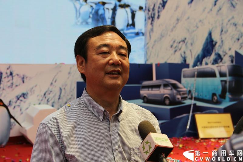 2013年7月12日，福田汽车与国家海洋局正式签署“中国南北极科考战略合作伙伴”协议。福田汽车旗下欧曼、拓陆者、福田欧辉产品成为“中国南北极科考站建设指定用车”、“中国南北极科考专用皮卡”、“中国南北极科考队员专用车辆”。图为福田汽车党委副书记赵景光接受媒体采访。