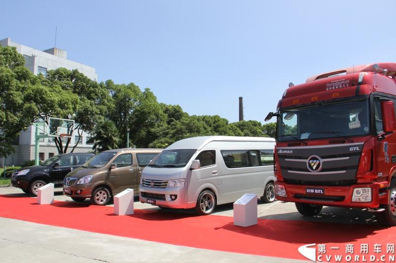 2013年7月12日，福田汽车与国家海洋局正式签署“中国南北极科考战略合作伙伴”协议。福田汽车旗下欧曼、拓陆者、福田欧辉产品成为“中国南北极科考站建设指定用车”、“中国南北极科考专用皮卡”、“中国南北极科考队员专用车辆”。图为现场展车。