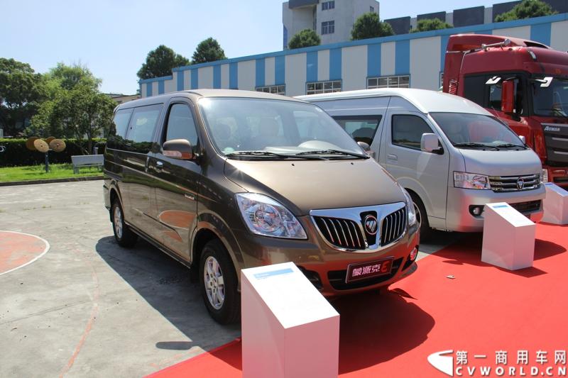 2013年7月12日，福田汽车与国家海洋局正式签署“中国南北极科考战略合作伙伴”协议。福田汽车旗下欧曼、拓陆者、福田欧辉产品成为“中国南北极科考站建设指定用车”、“中国南北极科考专用皮卡”、“中国南北极科考队员专用车辆”。图为现场展车。