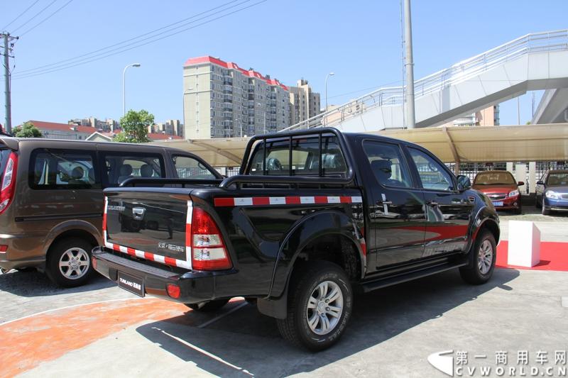 2013年7月12日，福田汽车与国家海洋局正式签署“中国南北极科考战略合作伙伴”协议。福田汽车旗下欧曼、拓陆者、福田欧辉产品成为“中国南北极科考站建设指定用车”、“中国南北极科考专用皮卡”、“中国南北极科考队员专用车辆”。图为现场展车，福田拓陆者皮卡。