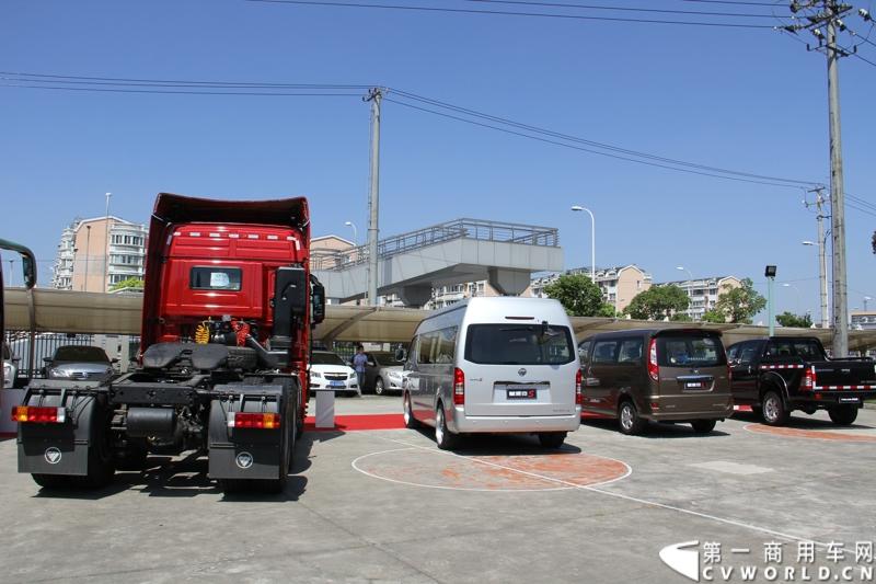 2013年7月12日，福田汽车与国家海洋局正式签署“中国南北极科考战略合作伙伴”协议。福田汽车旗下欧曼、拓陆者、福田欧辉产品成为“中国南北极科考站建设指定用车”、“中国南北极科考专用皮卡”、“中国南北极科考队员专用车辆”。图为现场展车。