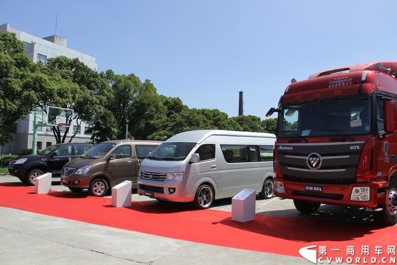 2013年7月12日，福田汽车与国家海洋局正式签署“中国南北极科考战略合作伙伴”协议。福田汽车旗下欧曼、拓陆者、福田欧辉产品成为“中国南北极科考站建设指定用车”、“中国南北极科考专用皮卡”、“中国南北极科考队员专用车辆”。图为现场展车。