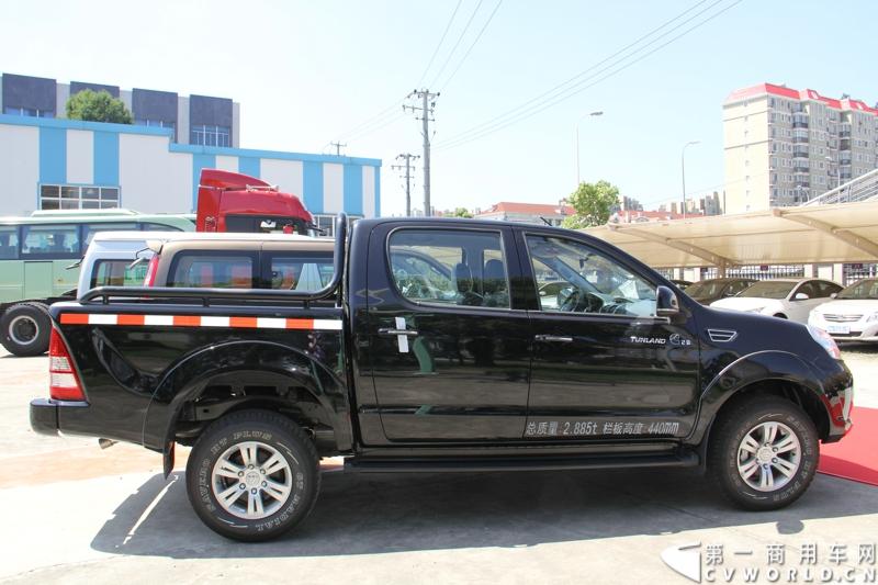 2013年7月12日，福田汽车与国家海洋局正式签署“中国南北极科考战略合作伙伴”协议。福田汽车旗下欧曼、拓陆者、福田欧辉产品成为“中国南北极科考站建设指定用车”、“中国南北极科考专用皮卡”、“中国南北极科考队员专用车辆”。图为福田拓陆者皮卡BJ1037V3MD6 。