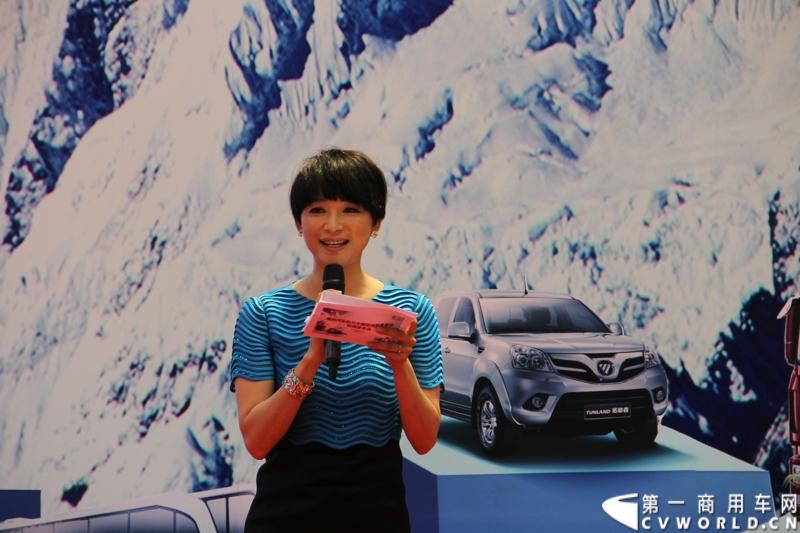 2013年7月12日，福田汽车与国家海洋局正式签署“中国南北极科考战略合作伙伴”协议。福田汽车旗下欧曼、拓陆者、福田欧辉产品成为“中国南北极科考站建设指定用车”、“中国南北极科考专用皮卡”、“中国南北极科考队员专用车辆”。图为央视主持人风采。
