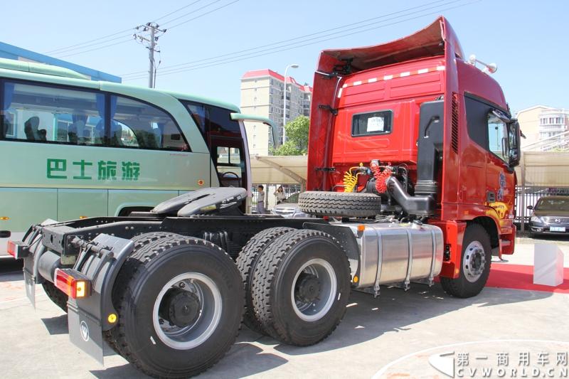 2013年7月12日，福田汽车与国家海洋局正式签署“中国南北极科考战略合作伙伴”协议。福田汽车旗下欧曼、拓陆者、福田欧辉产品成为“中国南北极科考站建设指定用车”、“中国南北极科考专用皮卡”、“中国南北极科考队员专用车辆”。图为现场展车。