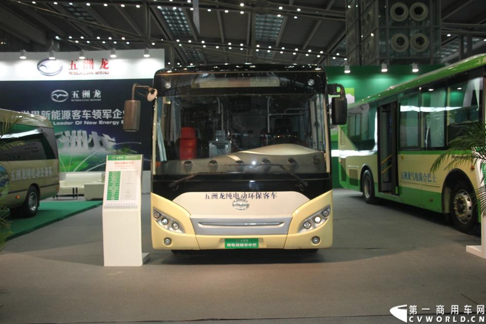 8月15日~17日，以“绿色 智能 亲近”为核心主题，国内最大型公共交通专业主题展览会“2013中国（深圳）”国际公共交通科技博览会（交博会）在深圳会展中心举行。延续交通领域的低碳风潮，绿色科技仍是今年的主打概念，国内各家主流客车企业携新品、明星产品争奇斗艳，图为五洲龙纯电动中巴。